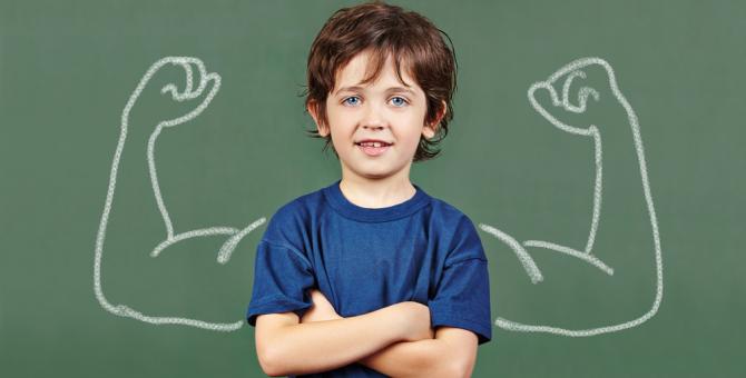 jongen voor schoolbord